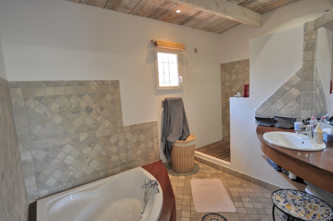 Cirindinu: VILLA type 6 avec espace PISCINE SOLARIUM. Cirindinu: VILLA type 6 avec espace PISCINE SOLARIUM.
