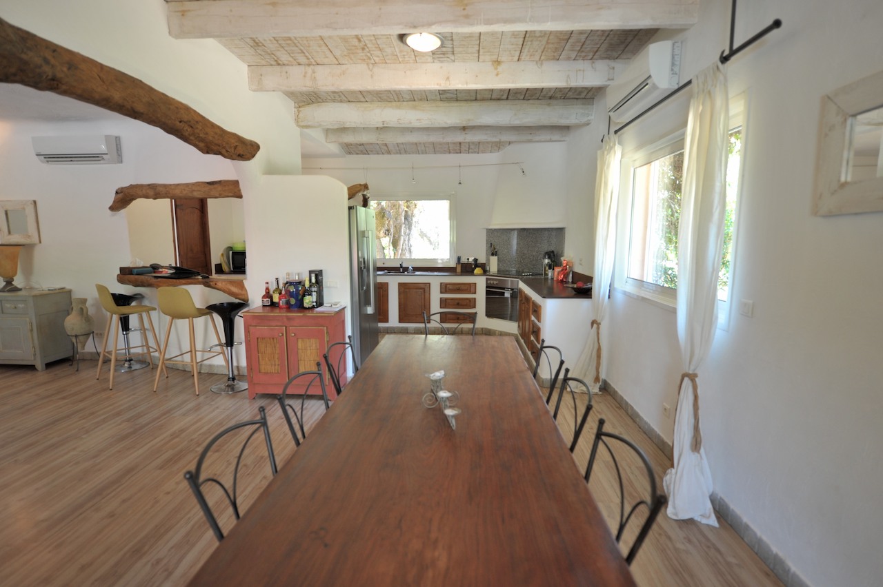 Cirindinu: VILLA type 6 avec espace PISCINE SOLARIUM. Cirindinu: VILLA type 6 avec espace PISCINE SOLARIUM.