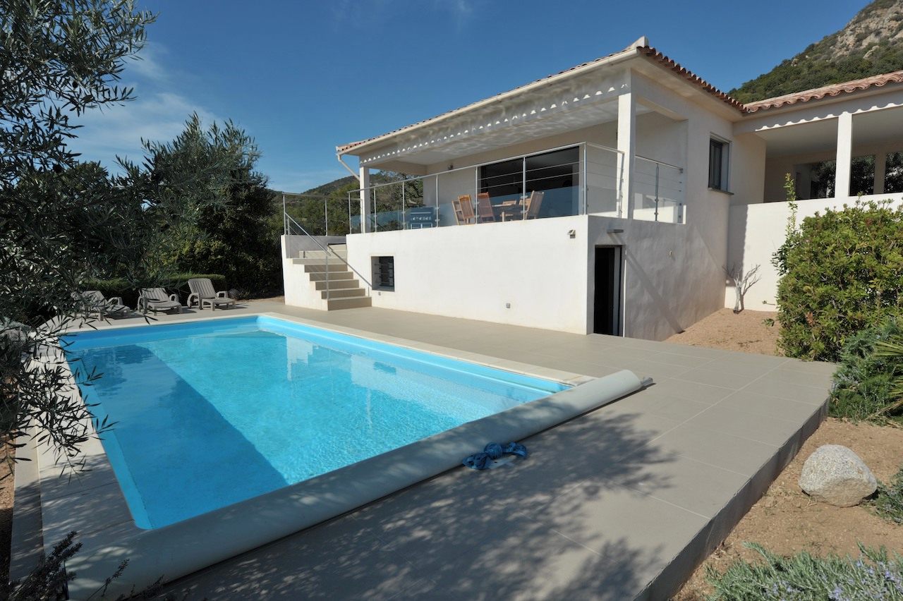 Entre Ste Lucie de Porto-Vecchio et Fautéa: VILLA T-5 VUE MER avec PISCINE. Entre Ste Lucie de Porto-Vecchio et Fautéa: VILLA T-5 VUE MER avec PISCINE.