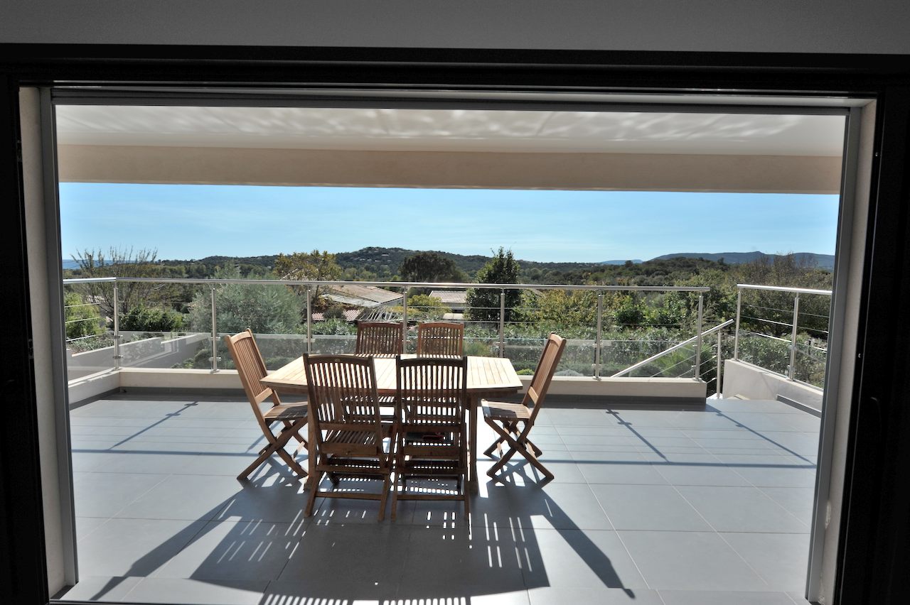 Entre Ste Lucie de Porto-Vecchio et Fautéa: VILLA T-5 VUE MER avec PISCINE. Entre Ste Lucie de Porto-Vecchio et Fautéa: VILLA T-5 VUE MER avec PISCINE.