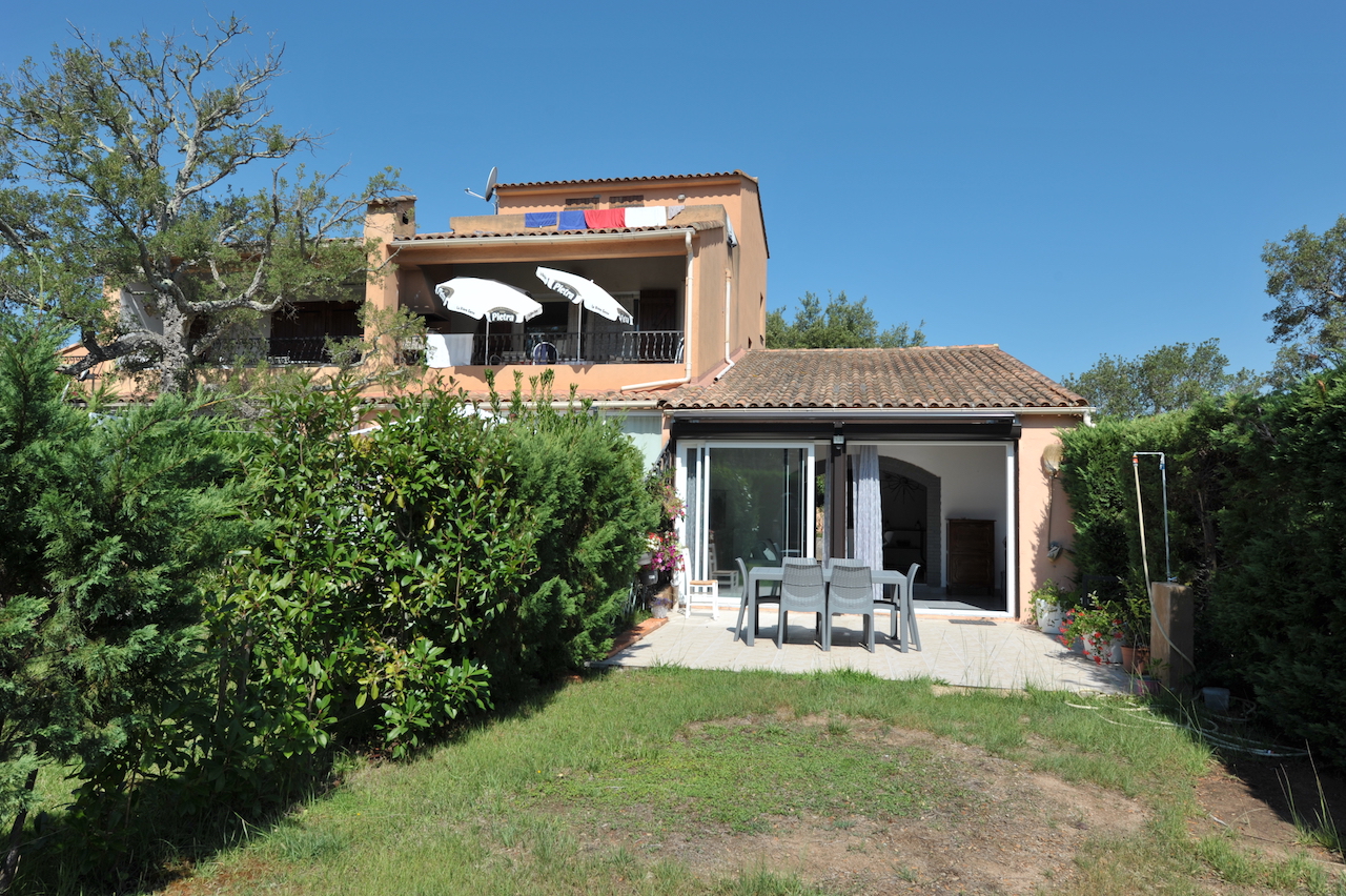 Pinarello, à 250m. à pied de la plage: Mini-Villa T-2/3 avec jardin. Pinarello, à 250m. à pied de la plage: Mini-Villa T-2/3 avec jardin.