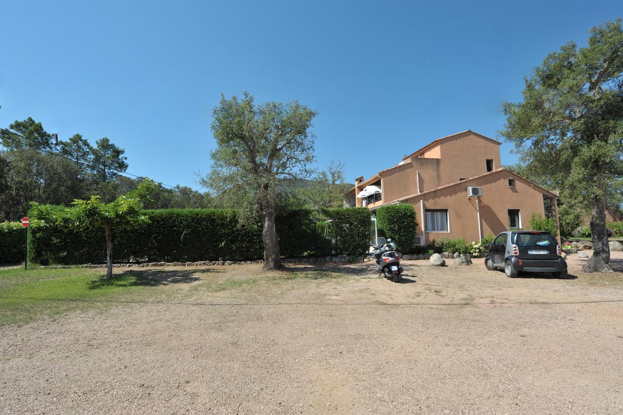 Pinarello, à 250m. à pied de la plage: Mini-Villa T-2/3 avec jardin. Pinarello, à 250m. à pied de la plage: Mini-Villa T-2/3 avec jardin.