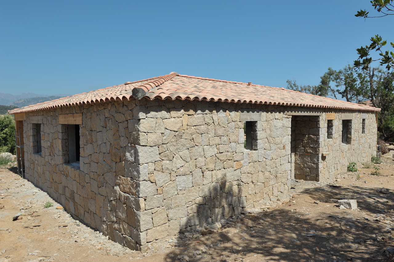 EXEMPLE DE FAÇADES EN PIERRES SÈCHES RÉALISÉES SUR VILLA PLAIN-PIED EXEMPLE DE FAÇADES EN PIERRES SÈCHES RÉALISÉES SUR VILLA PLAIN-PIED