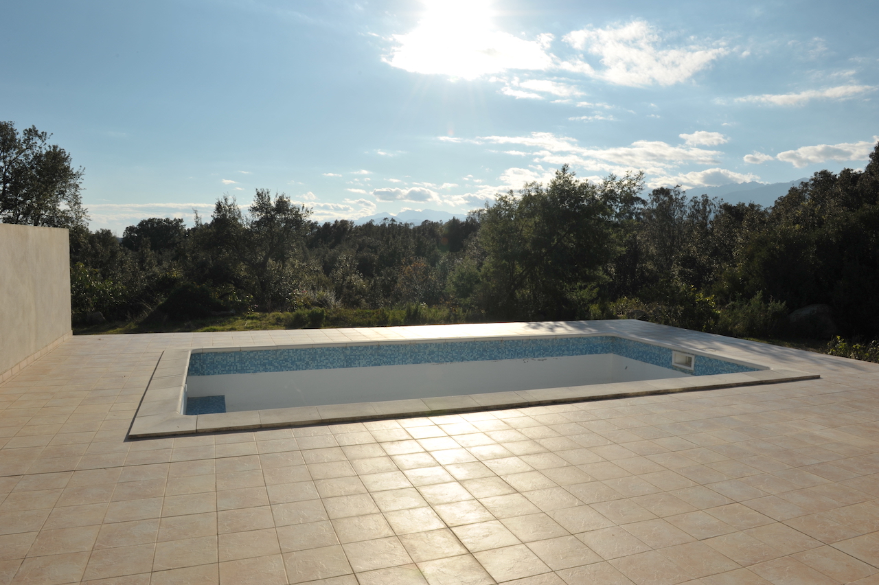 Aghione (secteur Ghisonaccia/Aléria): MAISON EN PIERRE T-5 avec PISCINE dans PROPRIÉTÉ DE 4 HECTARES. Aghione (secteur Ghisonaccia/Aléria): MAISON EN PIERRE T-5 avec PISCINE dans PROPRIÉTÉ DE 4 HECTARES.