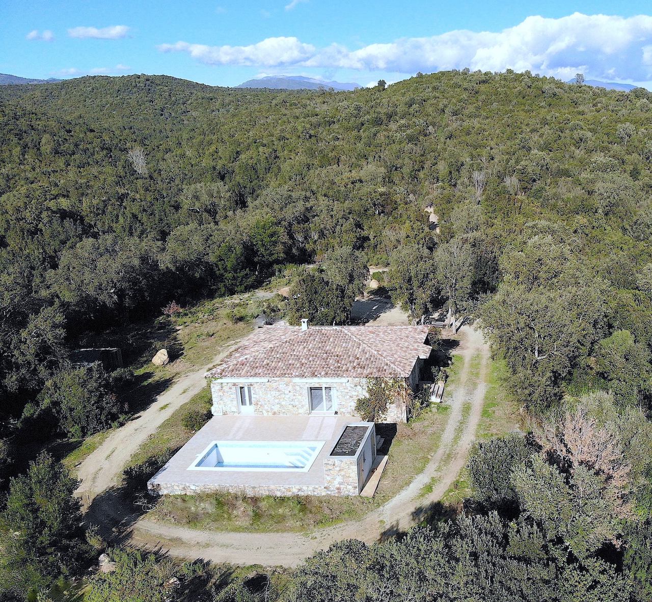 Aghione (secteur Ghisonaccia/Aléria): MAISON EN PIERRE T-5 avec PISCINE dans PROPRIÉTÉ DE 4 HECTARES.