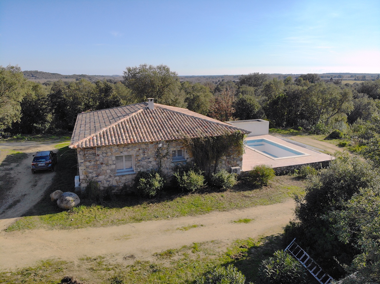 Aghione (secteur Ghisonaccia/Aléria): MAISON EN PIERRE T-5 avec PISCINE dans PROPRIÉTÉ DE 4 HECTARES.