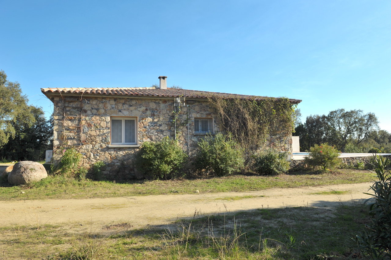 Aghione (secteur Ghisonaccia/Aléria): MAISON EN PIERRE T-5 avec PISCINE dans PROPRIÉTÉ DE 4 HECTARES.