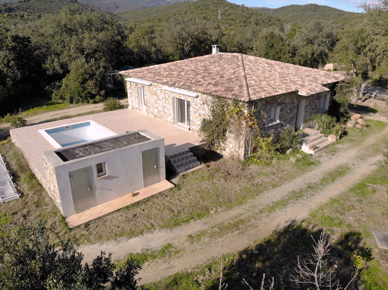 Aghione (secteur Ghisonaccia/Aléria): MAISON EN PIERRE T-5 avec PISCINE dans PROPRIÉTÉ DE 4 HECTARES.