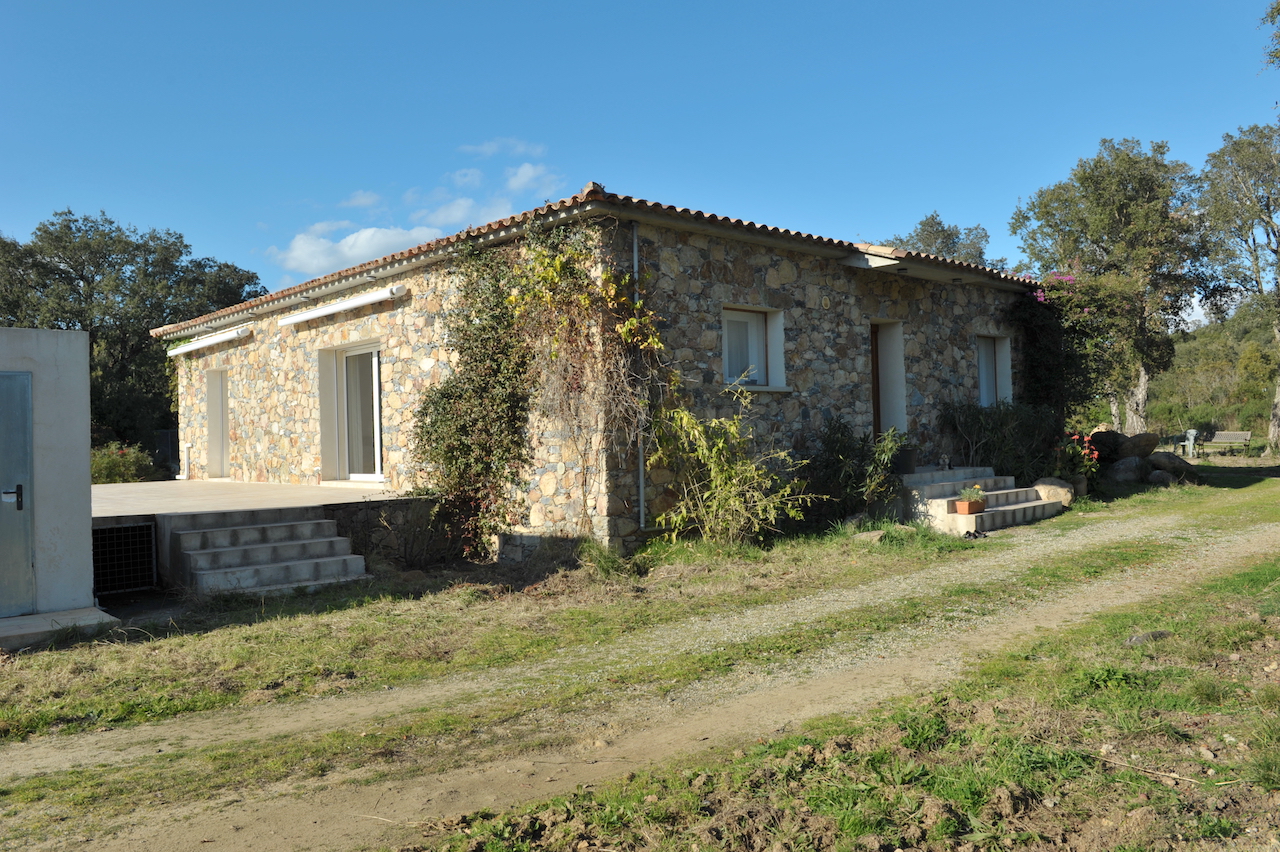 Aghione (secteur Ghisonaccia/Aléria): MAISON EN PIERRE T-5 avec PISCINE dans PROPRIÉTÉ DE 4 HECTARES.