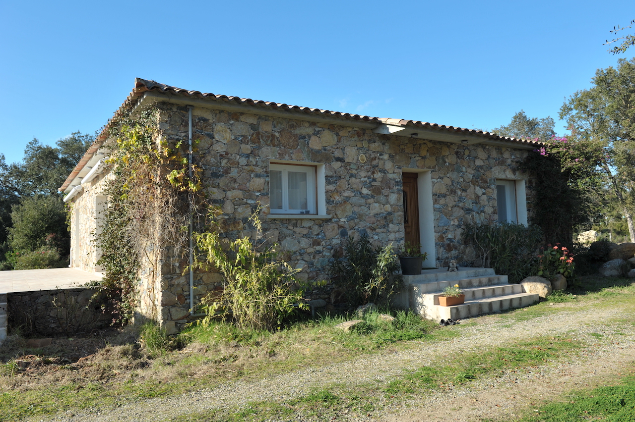 Aghione (secteur Ghisonaccia/Aléria): MAISON EN PIERRE T-5 avec PISCINE dans PROPRIÉTÉ DE 4 HECTARES.