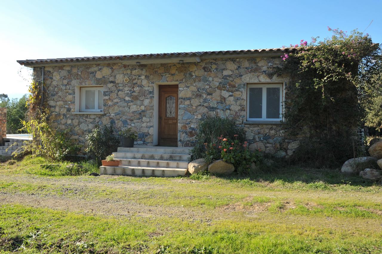 Aghione (secteur Ghisonaccia/Aléria): MAISON EN PIERRE T-5 avec PISCINE dans PROPRIÉTÉ DE 4 HECTARES.