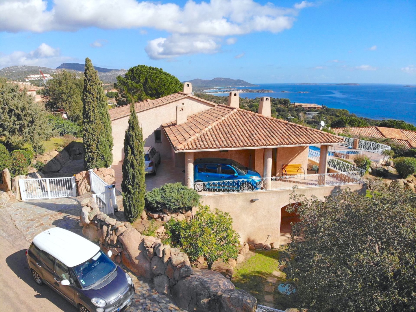 Domaine de PUNTA D'ORO (sur les hauteurs de Palombaggia/Santa Giulia): À 600m. à pied de la plage, Propriété 13 pièces comprenant Villa T-7 SUPERBE VUE MER PANORAMIQUE À 180° avec PISCINE et JACUZZI + 2 T-3 indépendants. Domaine de PUNTA D'ORO (sur les hauteurs de Palombaggia/Santa Giulia): À 600m. à pied de la plage, Propriété 13 pièces comprenant Villa T-7 SUPERBE VUE MER PANORAMIQUE À 180° avec PISCINE et JACUZZI + 2 T-3 indépendants.