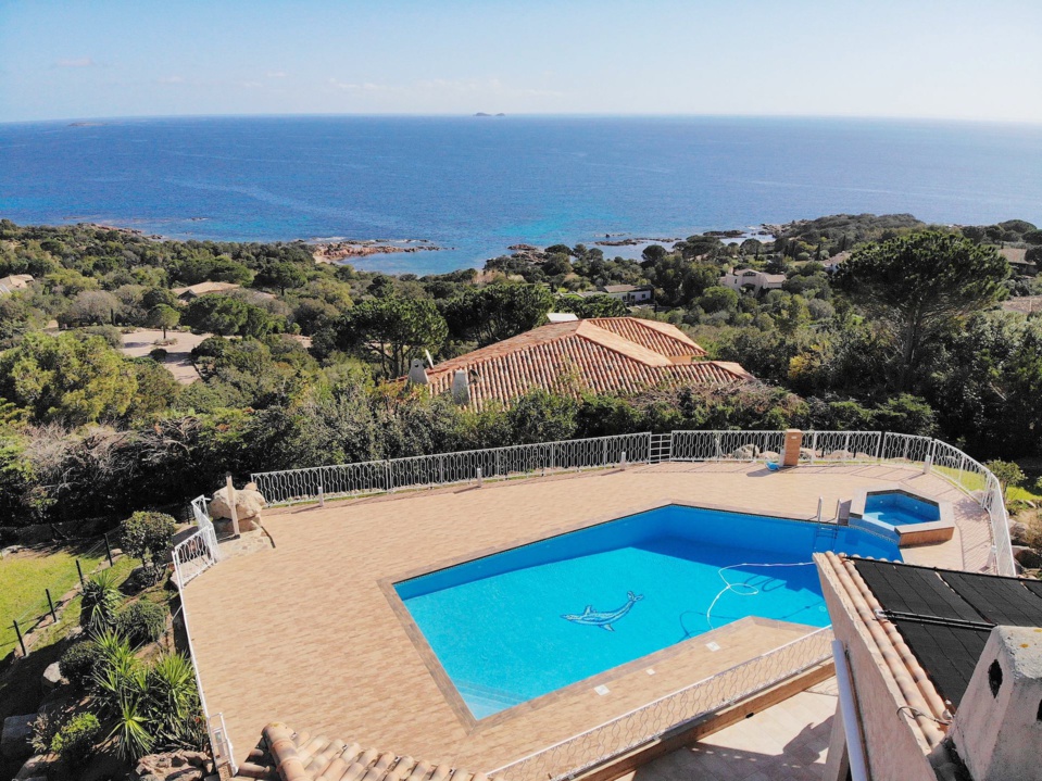 Domaine de PUNTA D'ORO (sur les hauteurs de Palombaggia/Santa Giulia): À 600m. à pied de la plage, Propriété 13 pièces comprenant Villa T-7 SUPERBE VUE MER PANORAMIQUE À 180° avec PISCINE et JACUZZI + 2 T-3 indépendants. Domaine de PUNTA D'ORO (sur les hauteurs de Palombaggia/Santa Giulia): À 600m. à pied de la plage, Propriété 13 pièces comprenant Villa T-7 SUPERBE VUE MER PANORAMIQUE À 180° avec PISCINE et JACUZZI + 2 T-3 indépendants.