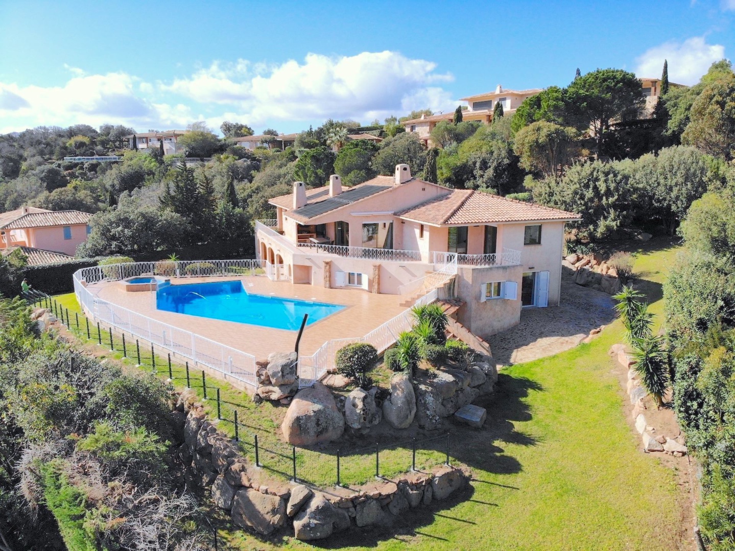 Domaine de PUNTA D'ORO (sur les hauteurs de Palombaggia/Santa Giulia): À 600m. à pied de la plage, Propriété 13 pièces comprenant Villa T-7 SUPERBE VUE MER PANORAMIQUE À 180° avec PISCINE et JACUZZI + 2 T-3 indépendants. Domaine de PUNTA D'ORO (sur les hauteurs de Palombaggia/Santa Giulia): À 600m. à pied de la plage, Propriété 13 pièces comprenant Villa T-7 SUPERBE VUE MER PANORAMIQUE À 180° avec PISCINE et JACUZZI + 2 T-3 indépendants.