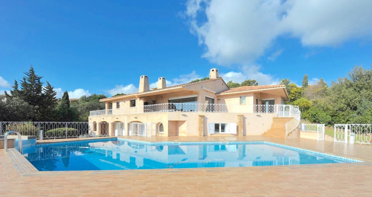 Domaine de PUNTA D'ORO (sur les hauteurs de Palombaggia/Santa Giulia): À 600m. à pied de la plage, Propriété 13 pièces comprenant Villa T-7 SUPERBE VUE MER PANORAMIQUE À 180° avec PISCINE et JACUZZI + 2 T-3 indépendants. Domaine de PUNTA D'ORO (sur les hauteurs de Palombaggia/Santa Giulia): À 600m. à pied de la plage, Propriété 13 pièces comprenant Villa T-7 SUPERBE VUE MER PANORAMIQUE À 180° avec PISCINE et JACUZZI + 2 T-3 indépendants.