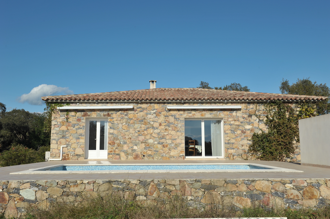 Aghione (secteur Ghisonaccia/Aléria): MAISON EN PIERRE T-5 avec PISCINE dans PROPRIÉTÉ DE 4 HECTARES. Aghione (secteur Ghisonaccia/Aléria): MAISON EN PIERRE T-5 avec PISCINE dans PROPRIÉTÉ DE 4 HECTARES.