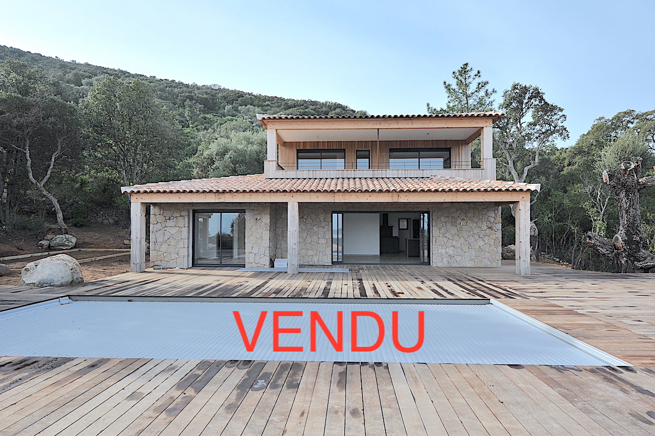 Pinarello, à 750 m. de la PLAGE A PIEDS et bénéficiant d'une SUPERBE VUE MER: VILLA CONTEMPORAINE NEUVE T-5 en PIERRE ET BOIS avec PISCINE. Pinarello, à 750 m. de la PLAGE A PIEDS et bénéficiant d'une SUPERBE VUE MER: VILLA CONTEMPORAINE NEUVE T-5 en PIERRE ET BOIS avec PISCINE.