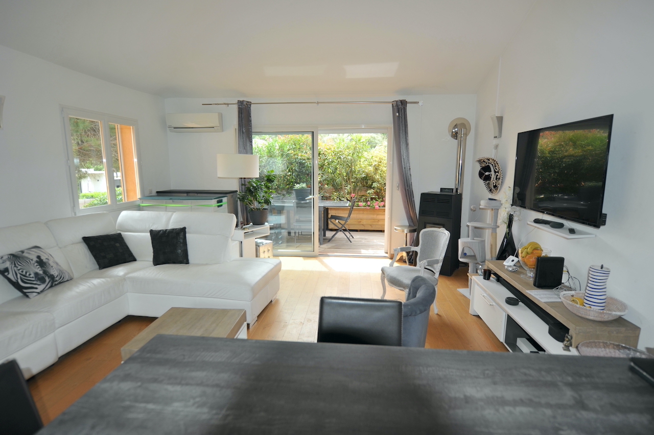 Porto-Vecchio Centre à pied, dans secteur calme et résidentiel: APPARTEMENT T-4 lumineux et en PARFAIT ÉTAT (récemment rénové). Porto-Vecchio Centre à pied, dans secteur calme et résidentiel: APPARTEMENT T-4 lumineux et en PARFAIT ÉTAT (récemment rénové).
