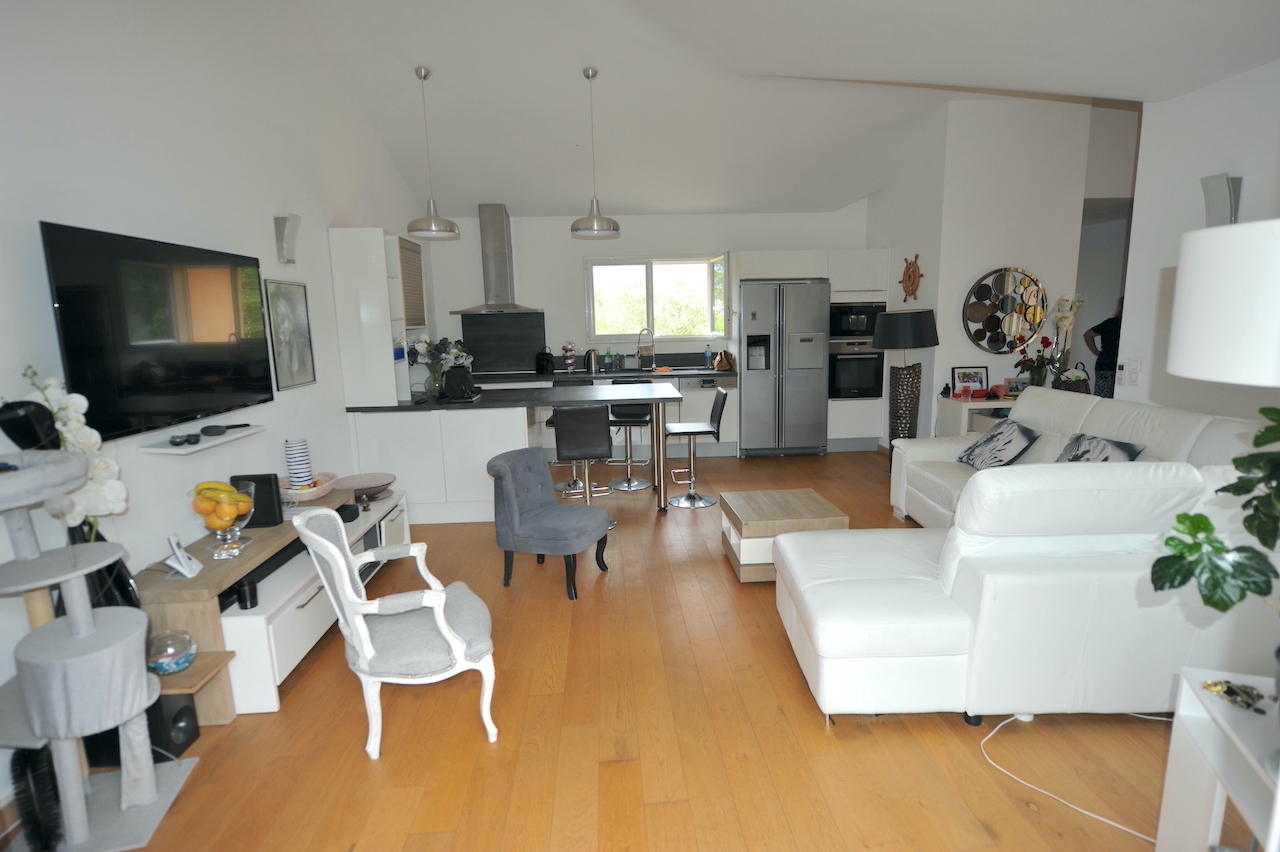 Porto-Vecchio Centre à pied, dans secteur calme et résidentiel: APPARTEMENT T-4 lumineux et en PARFAIT ÉTAT (récemment rénové). Porto-Vecchio Centre à pied, dans secteur calme et résidentiel: APPARTEMENT T-4 lumineux et en PARFAIT ÉTAT (récemment rénové).