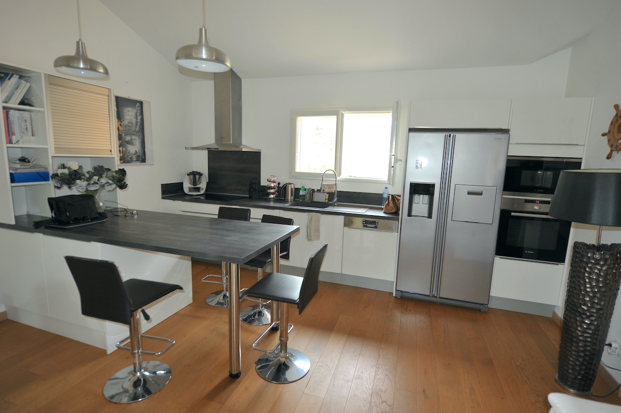 Porto-Vecchio Centre à pied, dans secteur calme et résidentiel: APPARTEMENT T-4 lumineux et en PARFAIT ÉTAT (récemment rénové). Porto-Vecchio Centre à pied, dans secteur calme et résidentiel: APPARTEMENT T-4 lumineux et en PARFAIT ÉTAT (récemment rénové).
