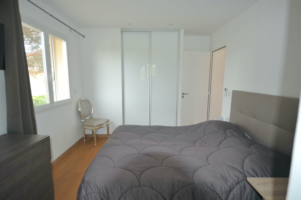 Porto-Vecchio Centre à pied, dans secteur calme et résidentiel: APPARTEMENT T-4 lumineux et en PARFAIT ÉTAT (récemment rénové). Porto-Vecchio Centre à pied, dans secteur calme et résidentiel: APPARTEMENT T-4 lumineux et en PARFAIT ÉTAT (récemment rénové).