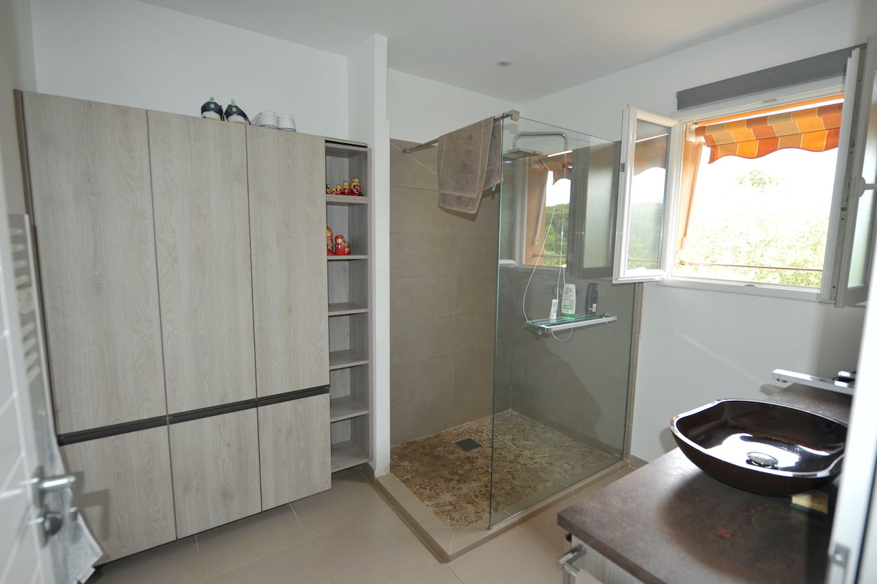 Porto-Vecchio Centre à pied, dans secteur calme et résidentiel: APPARTEMENT T-4 lumineux et en PARFAIT ÉTAT (récemment rénové). Porto-Vecchio Centre à pied, dans secteur calme et résidentiel: APPARTEMENT T-4 lumineux et en PARFAIT ÉTAT (récemment rénové).