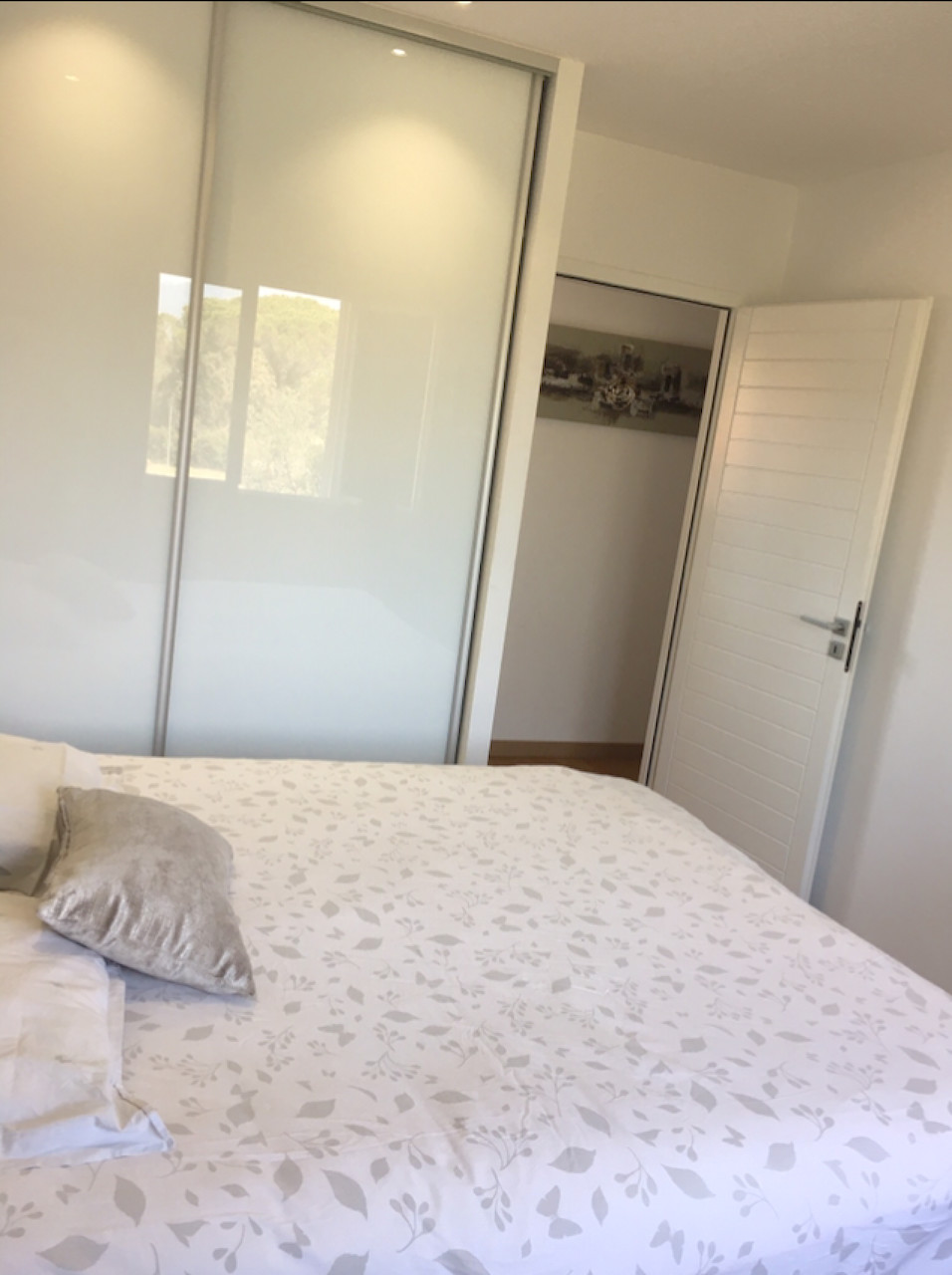 Porto-Vecchio Centre à pied, dans secteur calme et résidentiel: APPARTEMENT T-4 lumineux et en PARFAIT ÉTAT (récemment rénové). Porto-Vecchio Centre à pied, dans secteur calme et résidentiel: APPARTEMENT T-4 lumineux et en PARFAIT ÉTAT (récemment rénové).