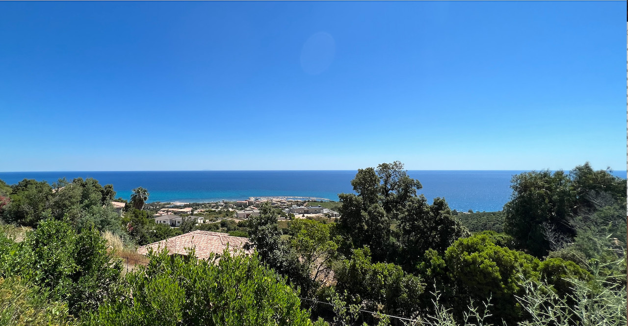 Sur les hauteurs de Solenzara, à moins de 2 minutes du centre: Terrain VUE MER PANORAMIQUE avec DÉBUT DE CONSTRUCTION. Sur les hauteurs de Solenzara, à moins de 2 minutes du centre: Terrain VUE MER PANORAMIQUE avec DÉBUT DE CONSTRUCTION.