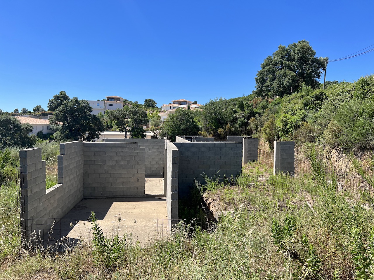 Sur les hauteurs de Solenzara, à moins de 2 minutes du centre: Terrain VUE MER PANORAMIQUE avec DÉBUT DE CONSTRUCTION. Sur les hauteurs de Solenzara, à moins de 2 minutes du centre: Terrain VUE MER PANORAMIQUE avec DÉBUT DE CONSTRUCTION.