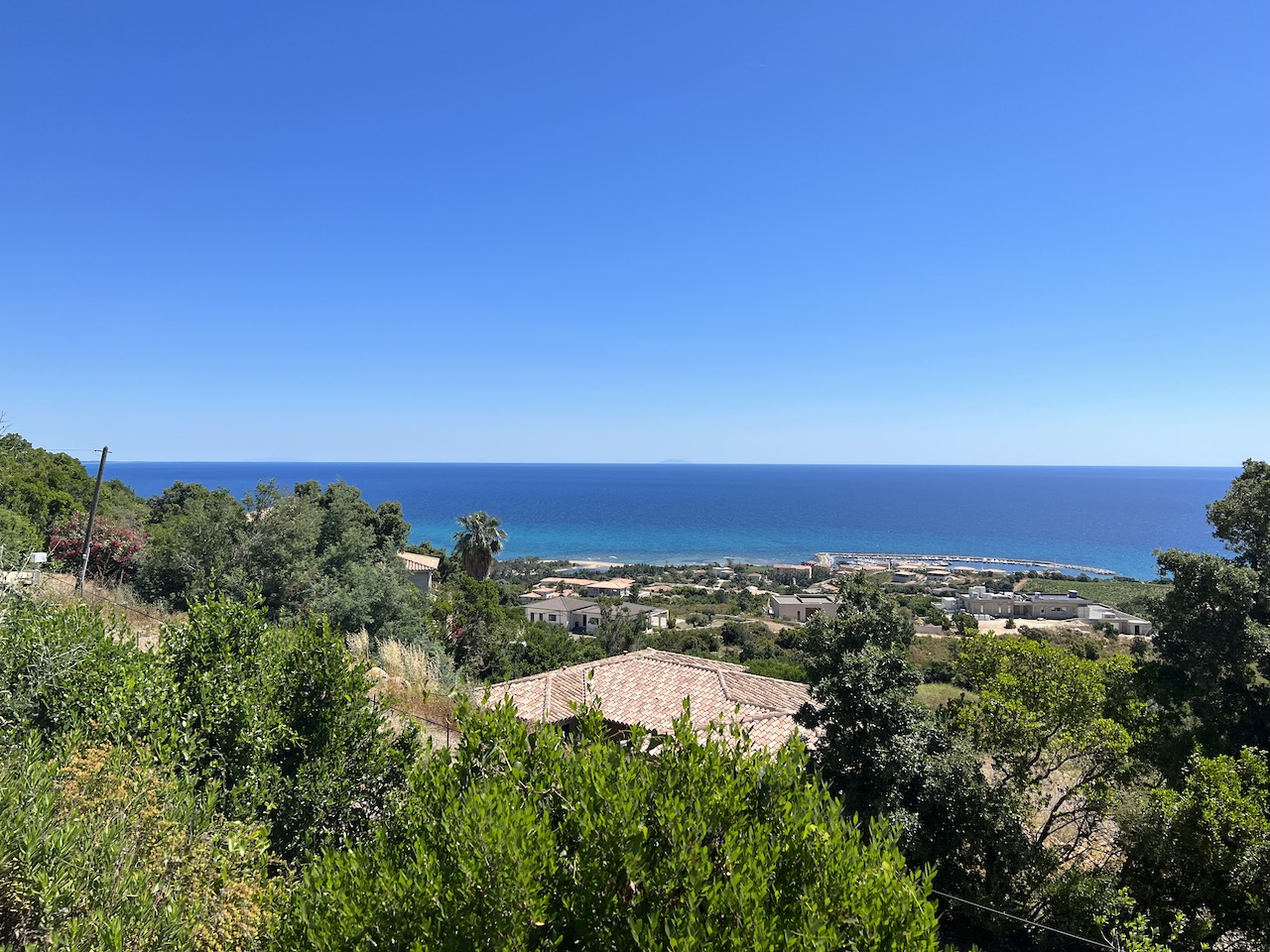 Sur les hauteurs de Solenzara, à moins de 2 minutes du centre: Terrain VUE MER PANORAMIQUE avec DÉBUT DE CONSTRUCTION. Sur les hauteurs de Solenzara, à moins de 2 minutes du centre: Terrain VUE MER PANORAMIQUE avec DÉBUT DE CONSTRUCTION.