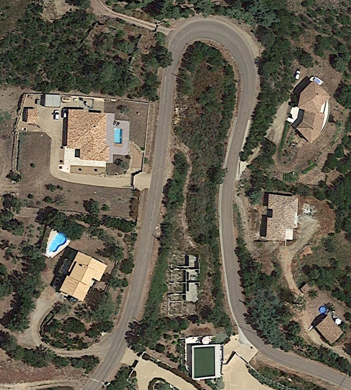 Sur les hauteurs de Solenzara, à moins de 2 minutes du centre: Terrain VUE MER PANORAMIQUE avec DÉBUT DE CONSTRUCTION. Sur les hauteurs de Solenzara, à moins de 2 minutes du centre: Terrain VUE MER PANORAMIQUE avec DÉBUT DE CONSTRUCTION.