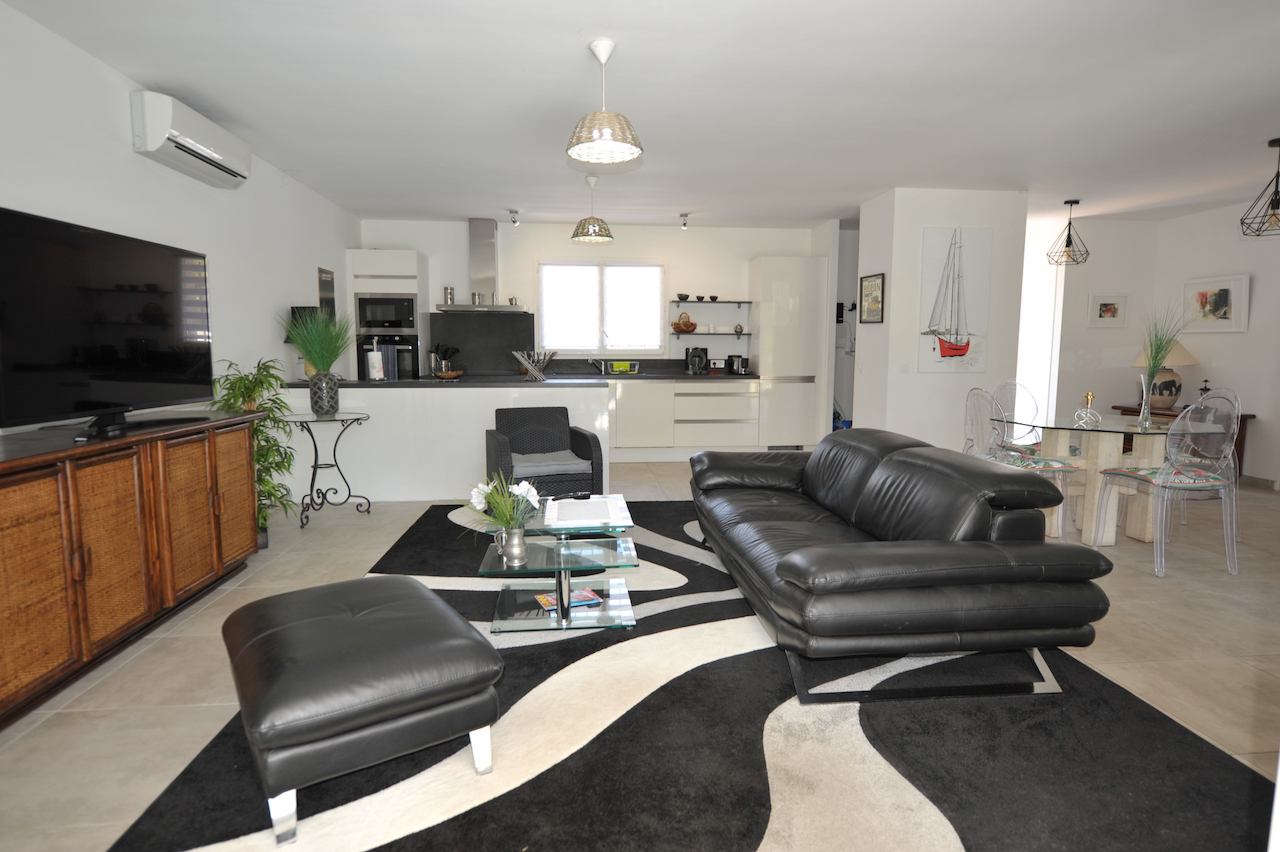 Périphérie de Porto-Vecchio, Villa T-4 RÉCENTE avec PISCINE. Périphérie de Porto-Vecchio, Villa T-4 RÉCENTE avec PISCINE.