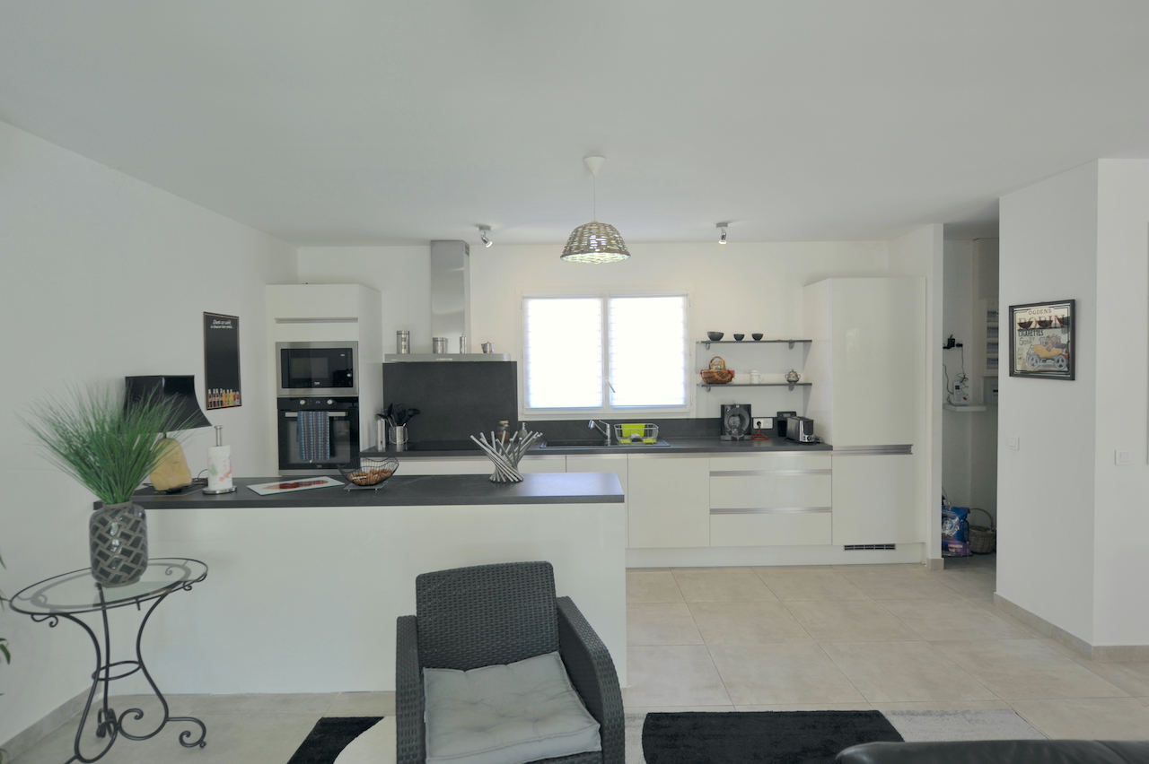Périphérie de Porto-Vecchio, Villa T-4 RÉCENTE avec PISCINE. Périphérie de Porto-Vecchio, Villa T-4 RÉCENTE avec PISCINE.