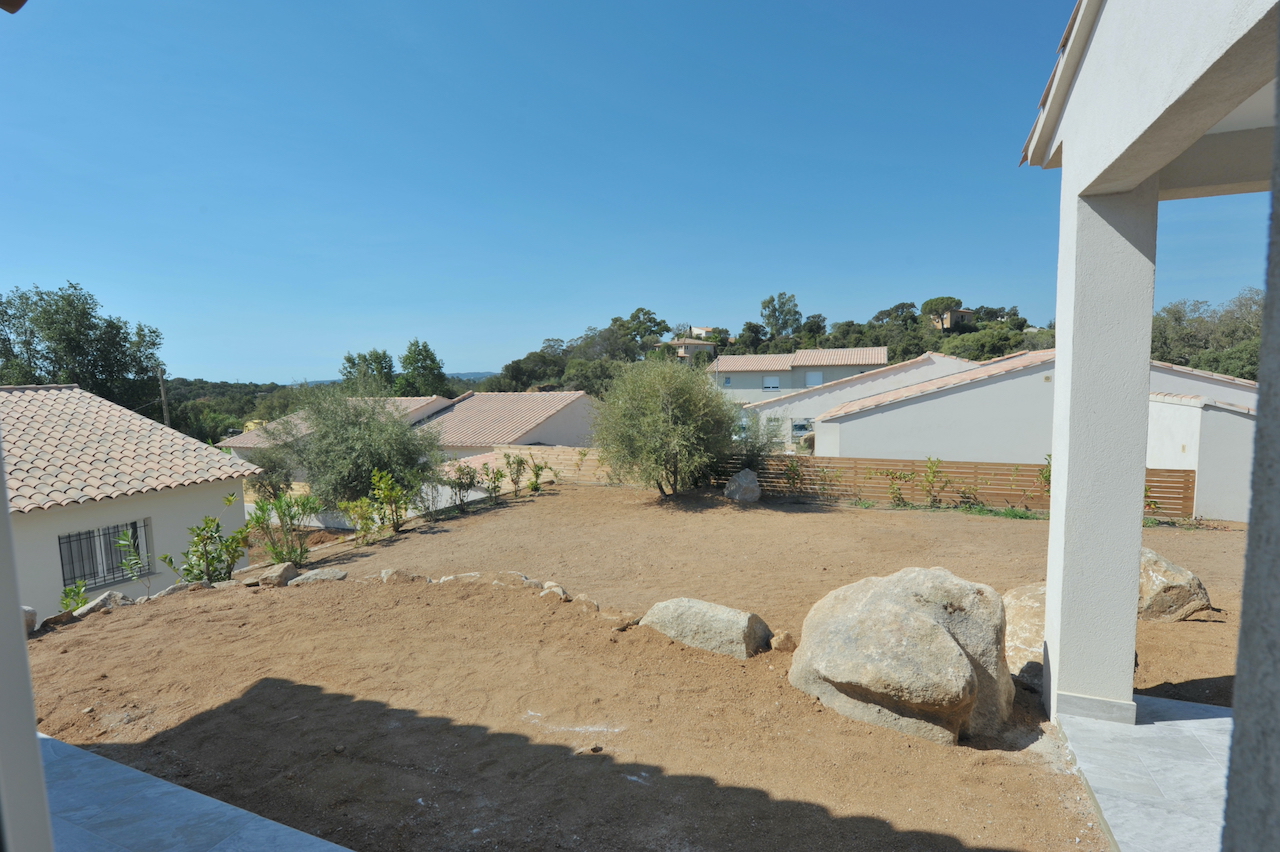 Entre St Cyprien et Pinarello, VILLA T-4 NEUVE avec PISCINE.