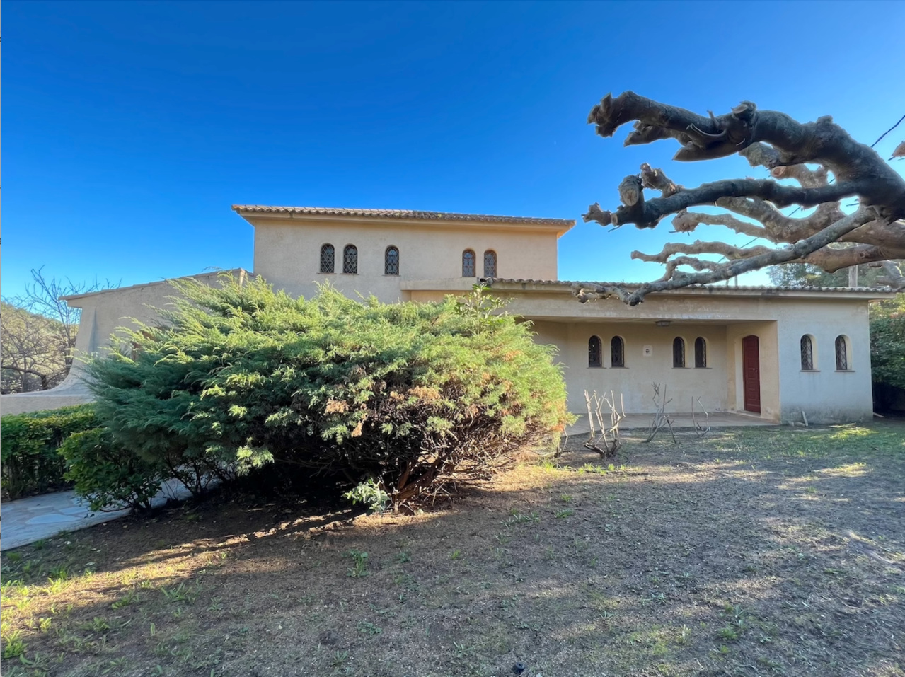 Conca village: MAISON DE MAÎTRE 10 PIÈCES comprenant une VILLA T-8 + T-2 indépendant, 2 garages. TRAVAUX À PRÉVOIR, piscinable.