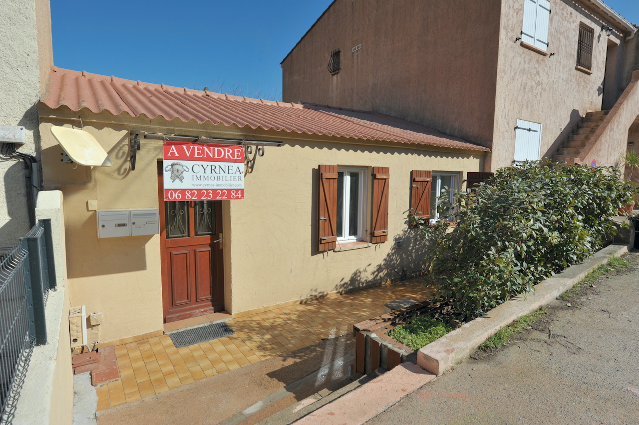 TARCO, Quartier marin du "Vieux Tarco", à moins de 100m. de la plage à pieds : MAISON T-3 avec POSSIBILITÉS D'EXTENSION et SURÉLÉVATION D'UN ÉTAGE AVEC VUE MER. TARCO, Quartier marin du "Vieux Tarco", à moins de 100m. de la plage à pieds : MAISON T-3 avec POSSIBILITÉS D'EXTENSION et SURÉLÉVATION D'UN ÉTAGE AVEC VUE MER.