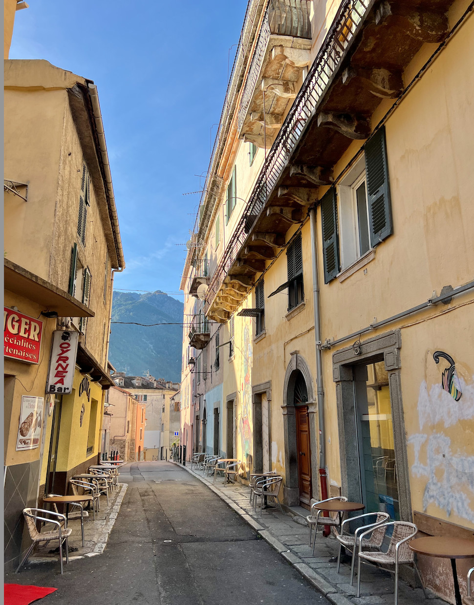 CORTE, Plein centre : IMMEUBLE de 4 étages composé d'un local commercial, 8 appartements (2 T-3 et 6 T-2), combles et caves. CORTE, Plein centre : IMMEUBLE de 4 étages composé d'un local commercial, 8 appartements (2 T-3 et 6 T-2), combles et caves.