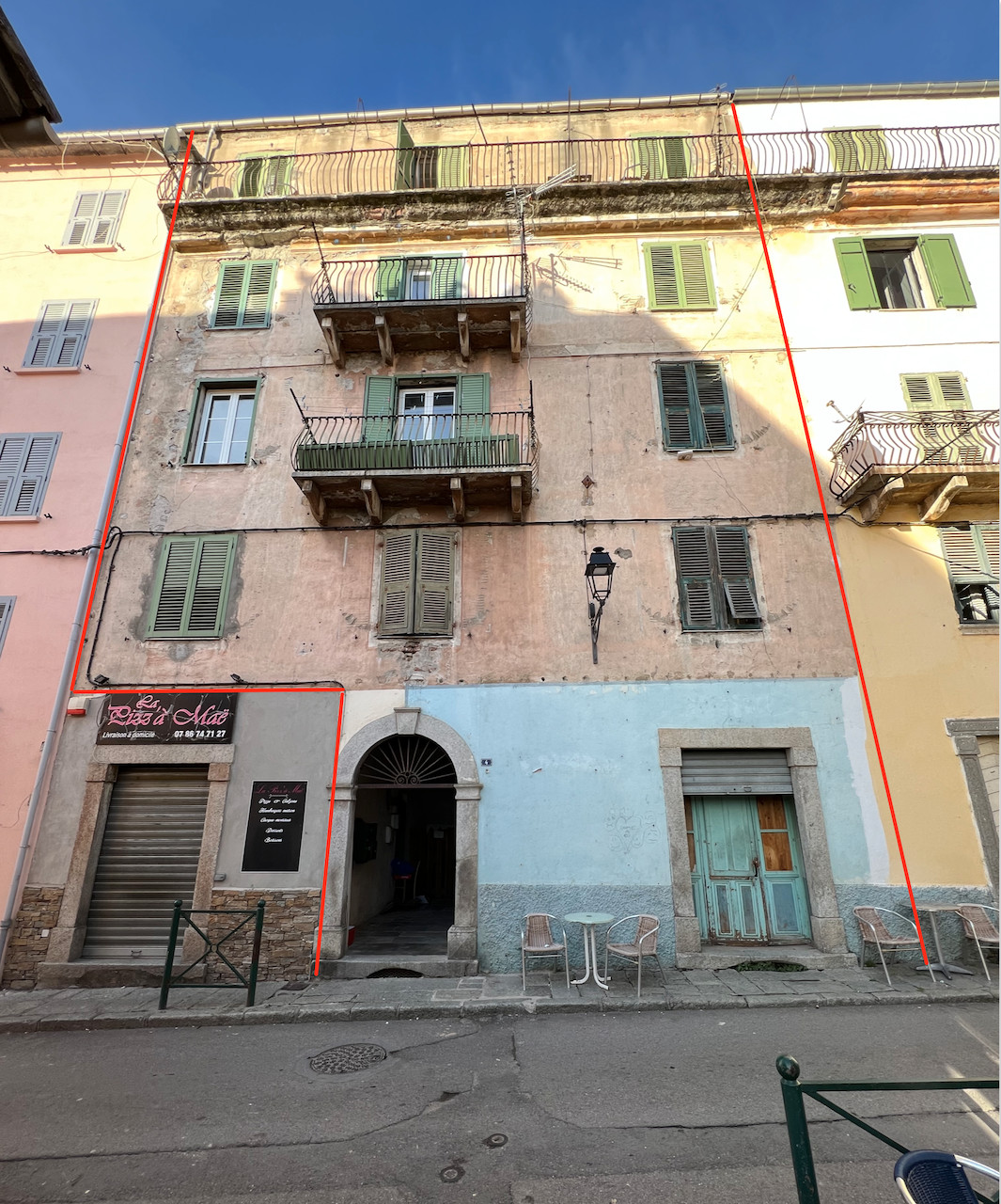 CORTE, Plein centre : IMMEUBLE de 4 étages composé d'un local commercial, 8 appartements (2 T-3 et 6 T-2), combles et caves. CORTE, Plein centre : IMMEUBLE de 4 étages composé d'un local commercial, 8 appartements (2 T-3 et 6 T-2), combles et caves.
