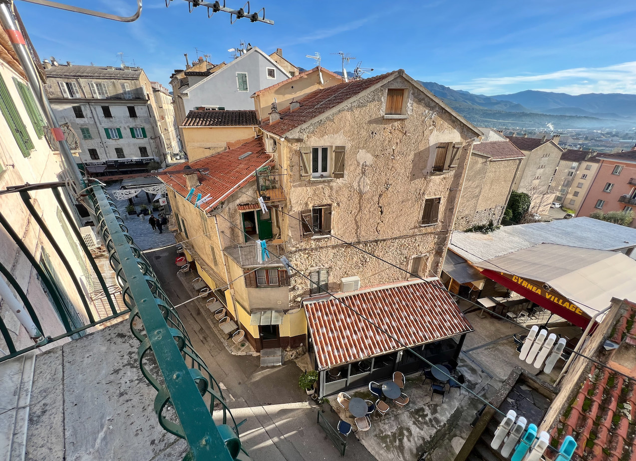 CORTE, Plein centre : IMMEUBLE de 4 étages composé d'un local commercial, 8 appartements (2 T-3 et 6 T-2), combles et caves. CORTE, Plein centre : IMMEUBLE de 4 étages composé d'un local commercial, 8 appartements (2 T-3 et 6 T-2), combles et caves.