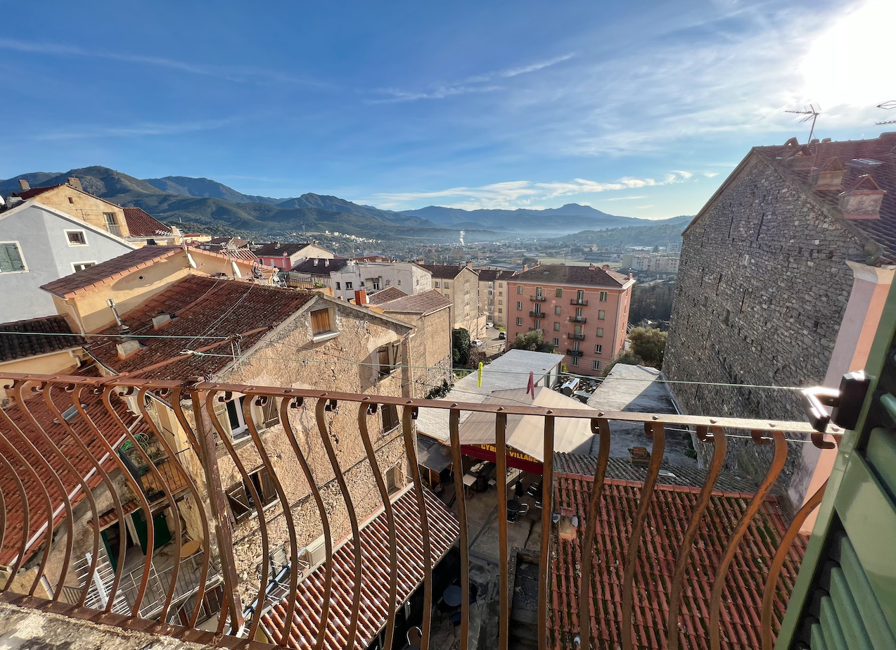 CORTE, Plein centre : IMMEUBLE de 4 étages composé d'un local commercial, 8 appartements (2 T-3 et 6 T-2), combles et caves. CORTE, Plein centre : IMMEUBLE de 4 étages composé d'un local commercial, 8 appartements (2 T-3 et 6 T-2), combles et caves.