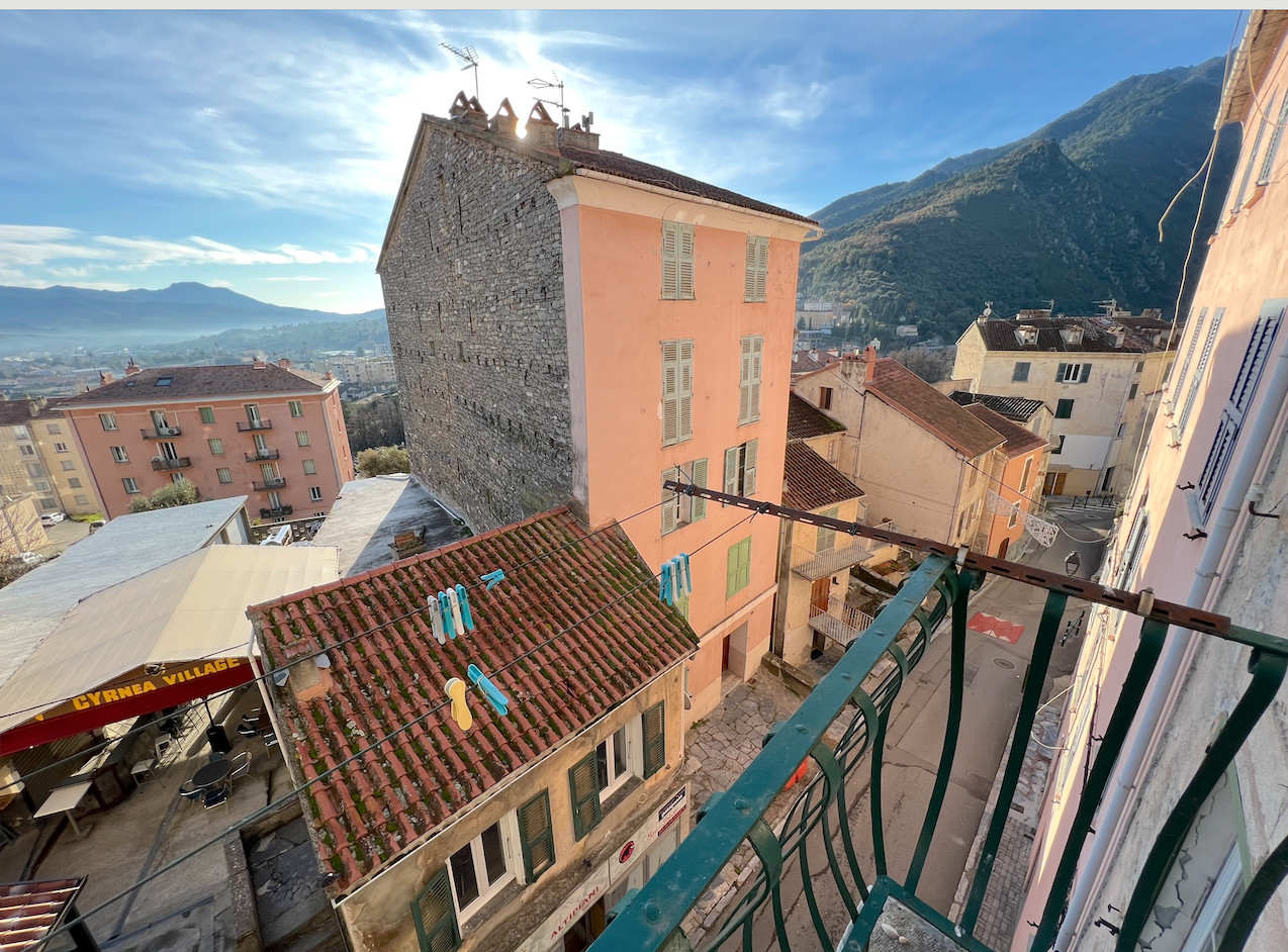CORTE, Plein centre : IMMEUBLE de 4 étages composé d'un local commercial, 8 appartements (2 T-3 et 6 T-2), combles et caves. CORTE, Plein centre : IMMEUBLE de 4 étages composé d'un local commercial, 8 appartements (2 T-3 et 6 T-2), combles et caves.