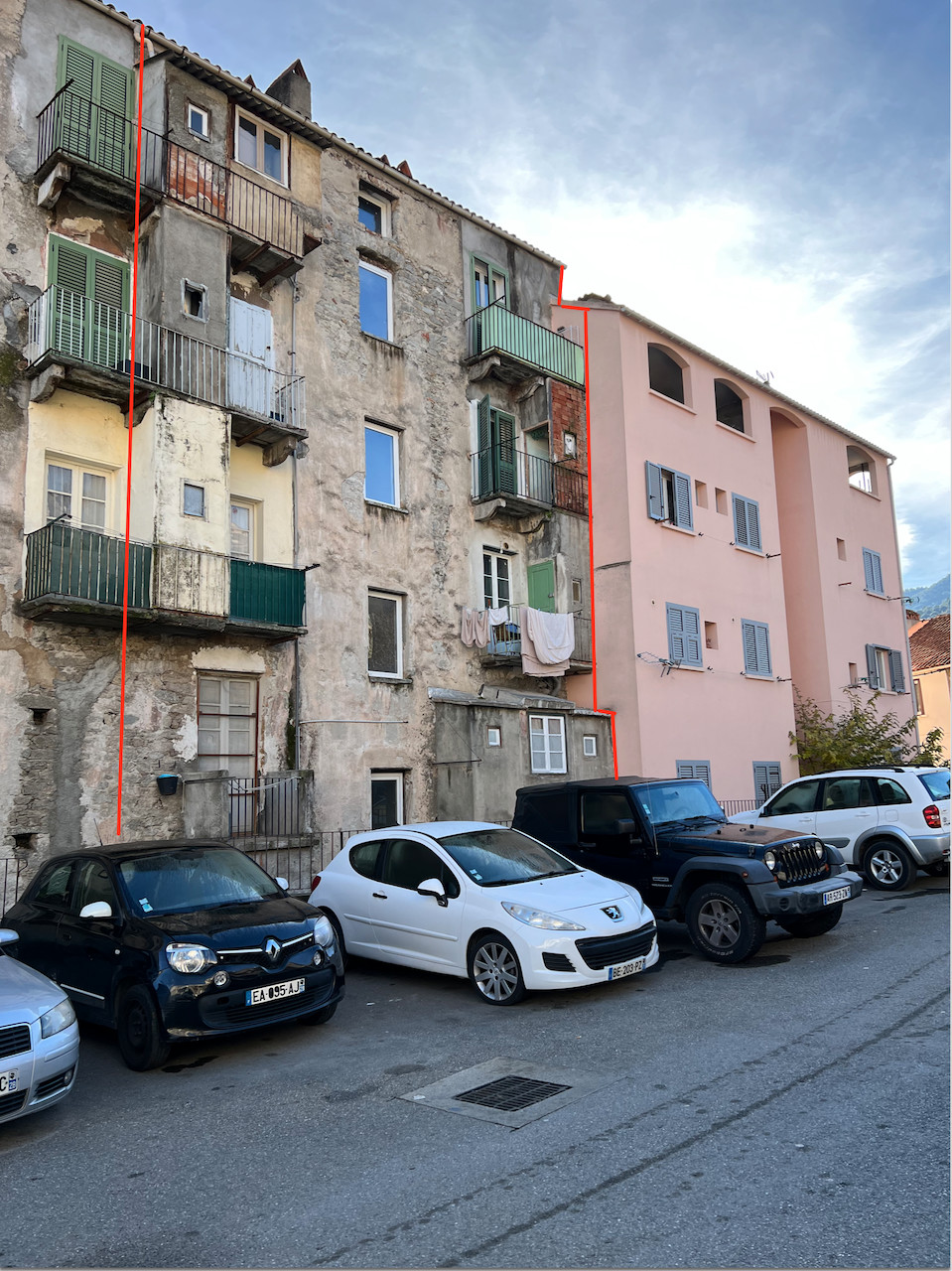 CORTE, Plein centre : IMMEUBLE de 4 étages composé d'un local commercial, 8 appartements (2 T-3 et 6 T-2), combles et caves. CORTE, Plein centre : IMMEUBLE de 4 étages composé d'un local commercial, 8 appartements (2 T-3 et 6 T-2), combles et caves.