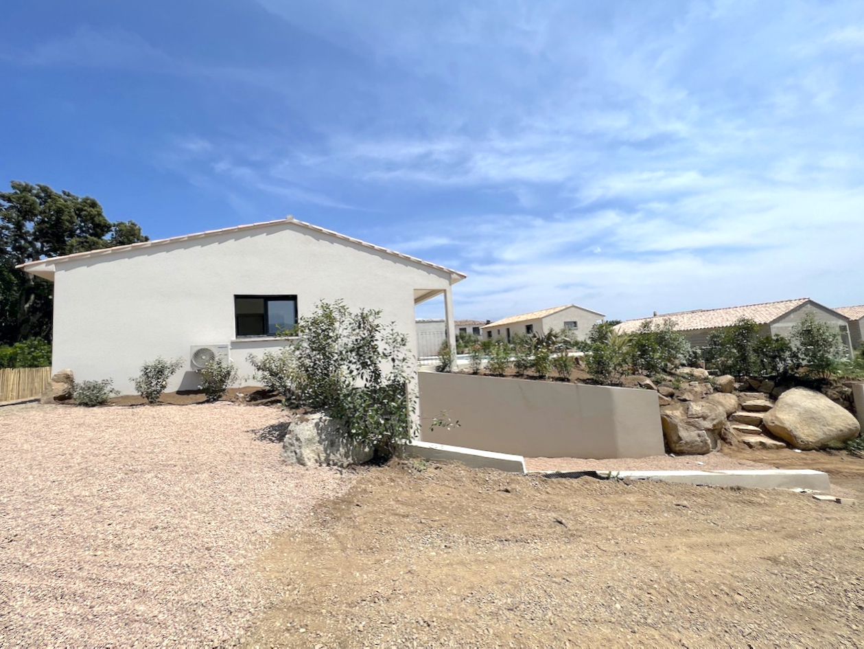 Ste Lucie de porto-Vecchio, à moins de 2 min. de la plage de Fautéa: VILLA T-4 NEUVE de plain-pied + niveau GARAGE. Ste Lucie de porto-Vecchio, à moins de 2 min. de la plage de Fautéa: VILLA T-4 NEUVE de plain-pied + niveau GARAGE.