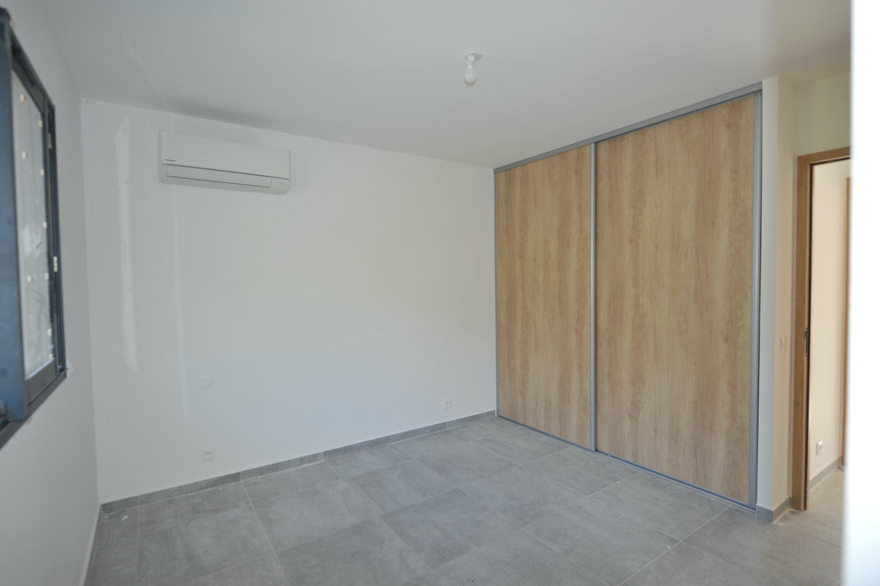 Ste Lucie de porto-Vecchio, à moins de 2 min. de la plage de Fautéa: VILLA T-4 NEUVE de plain-pied + niveau GARAGE. Ste Lucie de porto-Vecchio, à moins de 2 min. de la plage de Fautéa: VILLA T-4 NEUVE de plain-pied + niveau GARAGE.