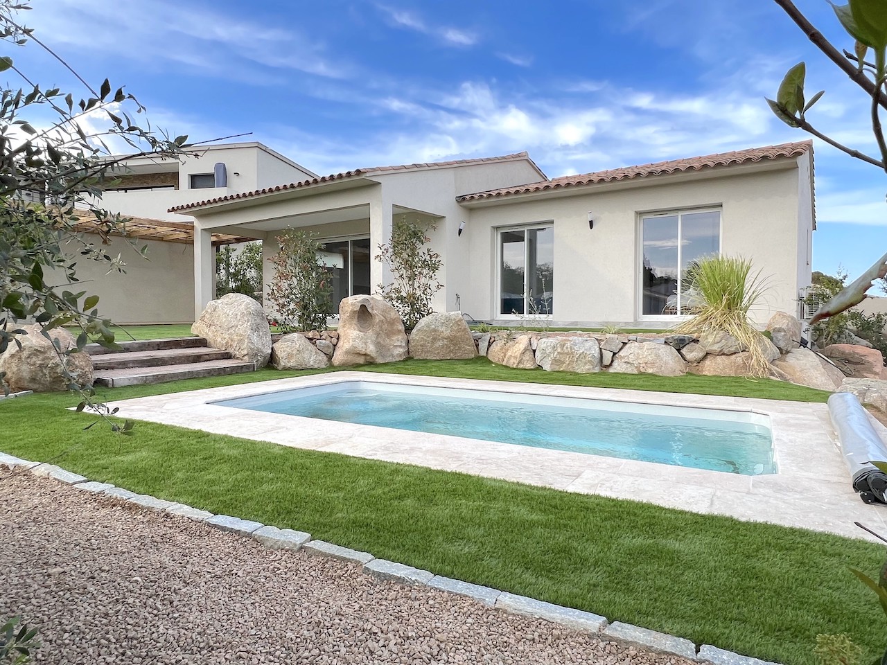 Entre St Cyprien et Pinarello, VILLA T-4 NEUVE avec PISCINE et Cuisine extérieure/Pergola.