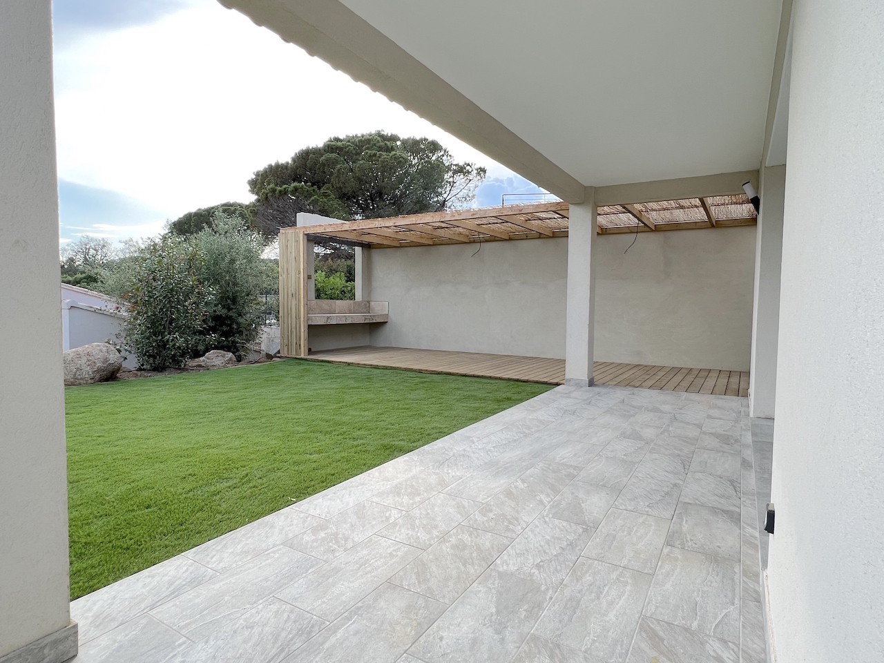 Entre St Cyprien et Pinarello, VILLA T-4 NEUVE avec PISCINE et Cuisine extérieure/Pergola.