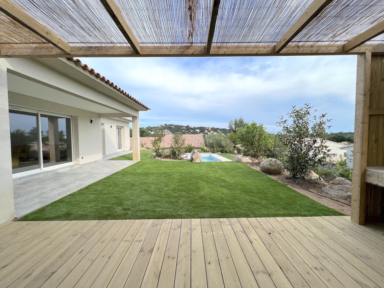 Entre St Cyprien et Pinarello, VILLA T-4 NEUVE avec PISCINE et Cuisine extérieure/Pergola.