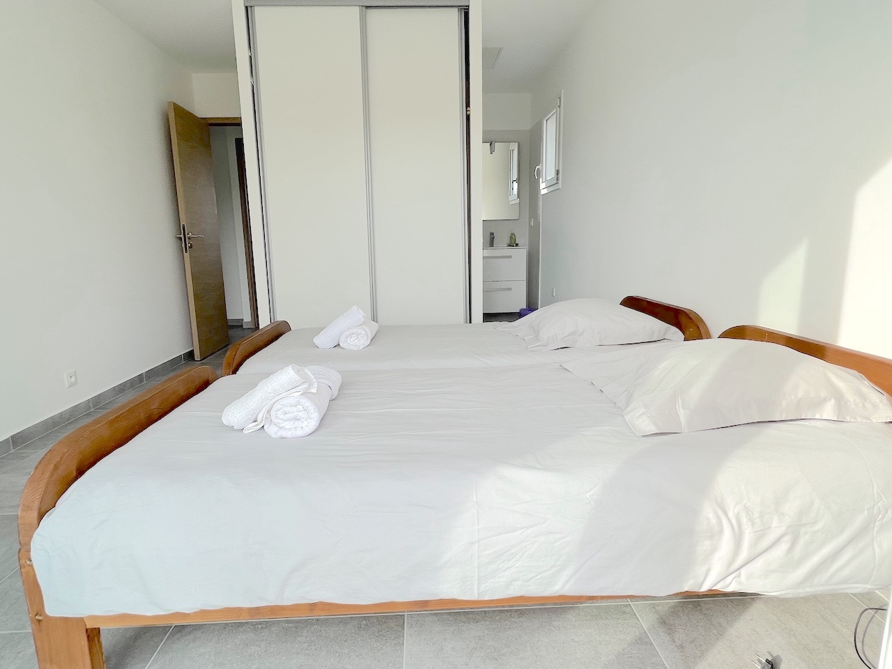 Entre St Cyprien et Pinarello, VILLA T-4 NEUVE avec PISCINE et Cuisine extérieure/Pergola. Entre St Cyprien et Pinarello, VILLA T-4 NEUVE avec PISCINE et Cuisine extérieure/Pergola.