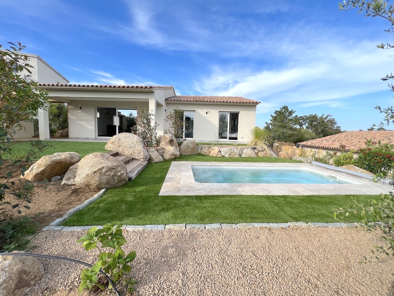 Entre St Cyprien et Pinarello, VILLA T-4 NEUVE avec PISCINE et Cuisine extérieure/Pergola.