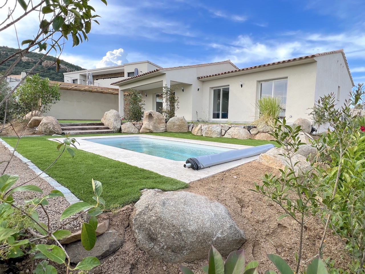 Entre St Cyprien et Pinarello, VILLA T-4 NEUVE avec PISCINE et Cuisine extérieure/Pergola.